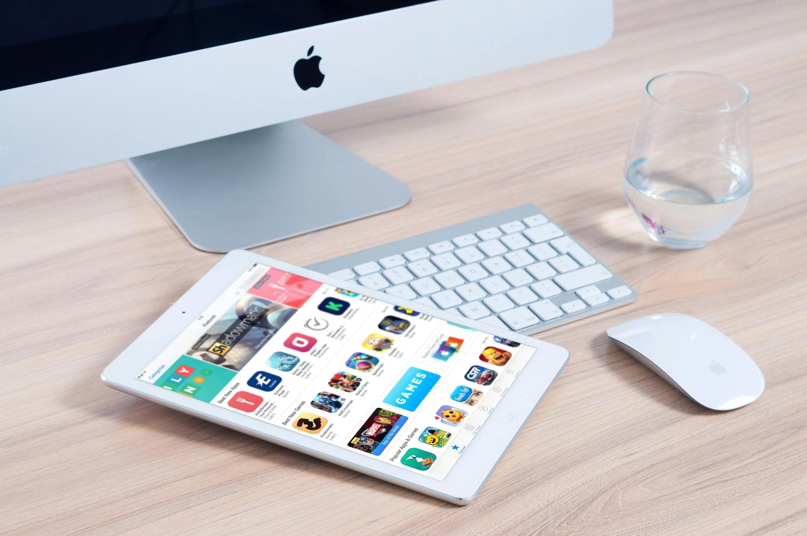 SnapSource in Software and Apps setup featuring an iMac and iPad showcasing apps.